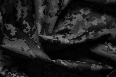 Arka plan olarak buruşuk kamuflaj kumaşı dokusu, yakın plan. Siyah ve beyaz etkisi