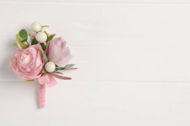 Beyaz arka planda güzel bir yaka çiçeği, üst manzara. Metin için boşluk