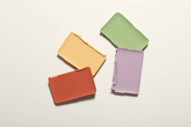 Beyaz arkaplan ve üst görünümde farklı renk düzeltme aygıtları