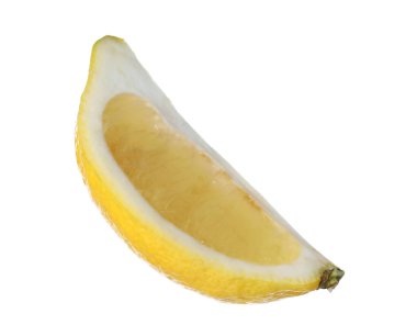 Beyaza izole edilmiş taze limon parçası.