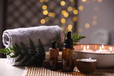 Bulanık ışıklara karşı farklı spa ürünleriyle güzel bir kompozisyon