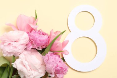 8 Mart tebrik kartı tasarımı açık sarı arka planda güzel çiçekler, üst manzara