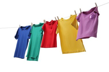 Çamaşır ipinde kurumuş renkli tişörtler beyazda izole edilmiş.