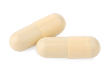 Beyaz, üst görünümde izole edilmiş vitamin kapsülleri