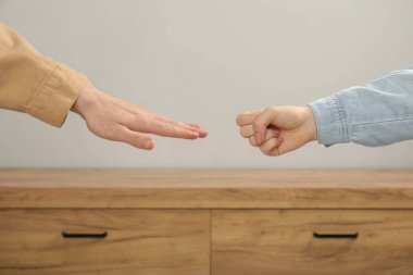 İnsanlar içeride taş, kağıt ve makas oynuyorlar, yakın plan.