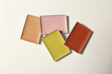 Beyaz arkaplan ve üst görünümde farklı renk düzeltme aygıtları