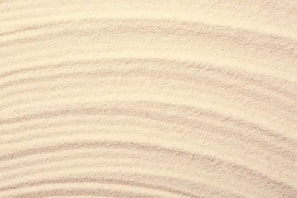 Zen kaya bahçesi. Bej kum üzerinde dalga deseni, üst görünüm