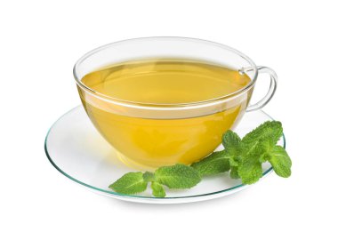 Cam fincanda taze yeşil çay, beyaz üzerinde izole edilmiş nane ve çay tabağı.