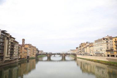 Köprüsü ve nehri olan şehir manzarası