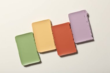 Beyaz arkaplan ve üst görünümde farklı renk düzeltme aygıtları