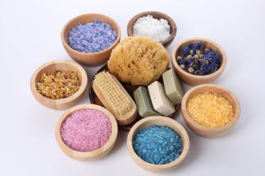 Beyaz üzerine izole edilmiş spa ürünleri ile bileşim