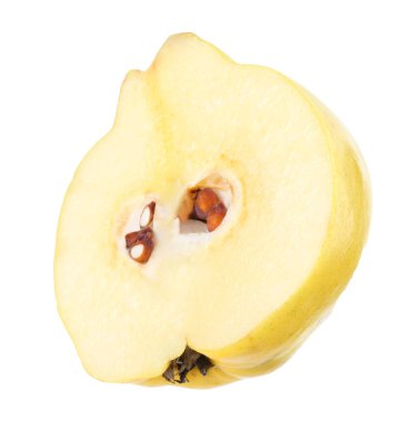 Taze olgunlaşmış ayva balığının yarısı beyaza izole edilmiş.