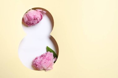 8 Mart tebrik kartı tasarımı pembe şakayık çiçekleri ve yazı için yer, üst manzara. Uluslararası Kadınlar Gününüz kutlu olsun.