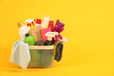 Sarı arkaplanda farklı temizlik ürünleri, metin için yer
