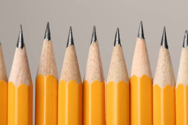 Gri arka plan, makro görünüm üzerinde birçok keskin grafit kalem