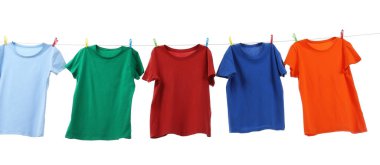 Çamaşır ipinde kurumuş renkli tişörtler beyazda izole edilmiş.