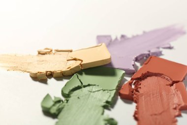 Beyaz arkaplanda farklı renk düzeltme örnekleri, yakın plan