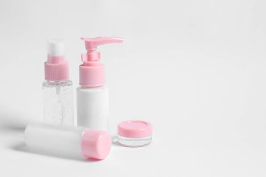 Beyaz arka planda kozmetik seyahat seti. Metin için boşluk