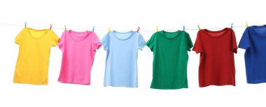 Çamaşır ipinde kurumuş renkli tişörtler beyazda izole edilmiş.