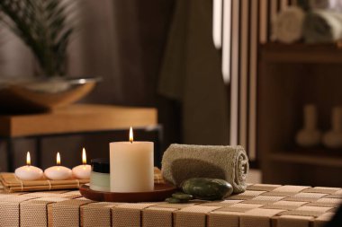 Kapalı alandaki bankta farklı spa ürünleriyle güzel bir kompozisyon.