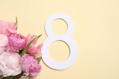 8 Mart tebrik kartı tasarımı açık sarı arka planda güzel çiçekler, üst manzara