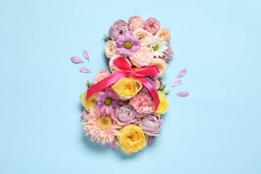 8 Mart tebrik kartı tasarımı açık mavi arka planda güzel çiçeklerle yapıldı, üst manzara