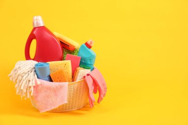 Sarı arkaplanda farklı temizlik ürünleri, metin için yer