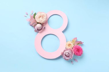 8 Mart tebrik kartı tasarımı açık mavi arka planda güzel çiçekler, üst manzara