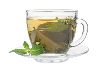 Cam fincanda taze yeşil çay, beyaz üzerinde izole edilmiş nane ve çay tabağı.