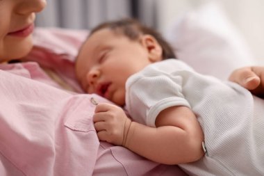 Anne ve yeni doğmuş bebeği, yakın plan.