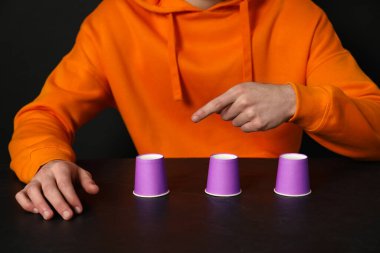 Siyah masada oyun oynayan adam, yakın plan.