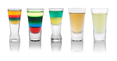 Shot bardaklarındaki farklı nişancılar beyaz sette izole edilmiş.