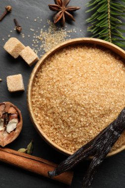 Koyu masada farklı aromatik baharatlar var.