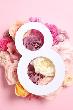 8 Mart tebrik kartı tasarımı açık pembe arka planda güzel güller, üst manzara