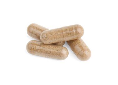 Beyaz üzerine izole edilmiş vitamin kapsülleri yığını