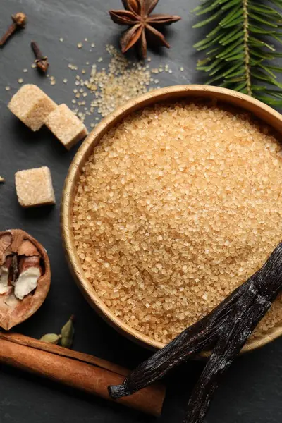 Koyu masada farklı aromatik baharatlar var.