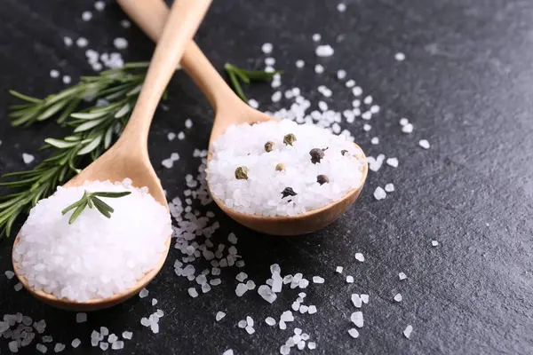 Taze biberiyeli tuz ve koyu gri desenli masada biberli mısır, yakın plan. Metin için boşluk