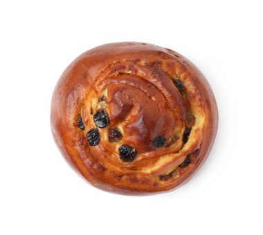 Kuru üzümlü leziz rulo, beyaza izole edilmiş, üst manzara. Tatlı çörek.