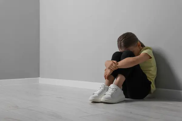 Zneužívání Dětí Rozrušená Dívka Sedící Podlaze Šedé Zdi Prostor Pro — Stock fotografie