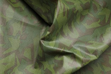 Arkaplan olarak buruşuk kamuflaj kumaşı dokusu, üst görünüm