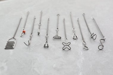 Mermer masada farklı logopedik sondalar var. Konuşma terapisti aletleri.