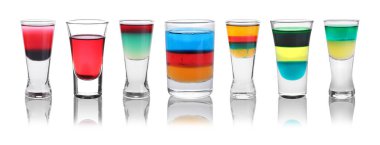 Shot bardaklarındaki farklı nişancılar beyaz sette izole edilmiş.