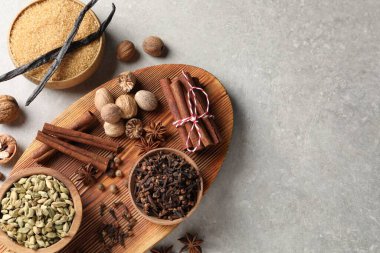Açık gri masada farklı baharatlar, üst manzara. Metin için boşluk
