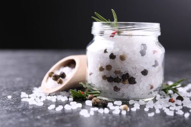 Taze biberiyeli tuz ve koyu gri desenli masada biberli mısır, yakın plan.