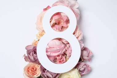 8 Mart tebrik kartı tasarımı, beyaz arka planda çiçekler, üst manzara. Uluslararası Kadınlar Gününüz kutlu olsun.