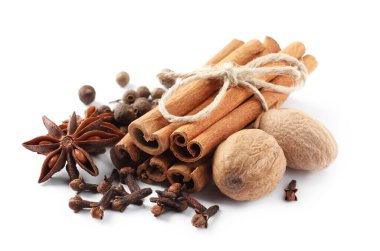 Beyaz arkaplanda farklı baharatlar yığını