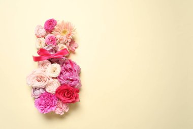 8 Mart tebrik kartı tasarımı açık sarı arka planda güzel çiçeklerle yapılmış, üst manzara. Metin için boşluk