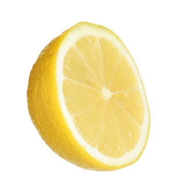 Taze limonun yarısı beyaza izole edilmiş.