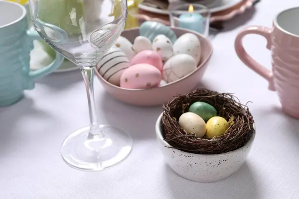 Kutlama Masası Boyalı Yumurtalar Yakın Plan Paskalya Kutlaması — Stok fotoğraf