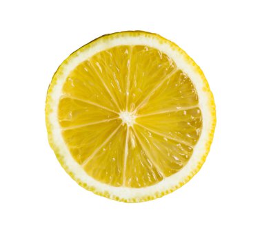 Beyaza izole edilmiş taze limon parçası.